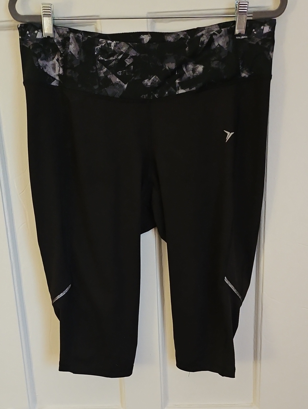 Old Navy Black Capri Bike Shorts Leggings with Gray Patterned Waistband